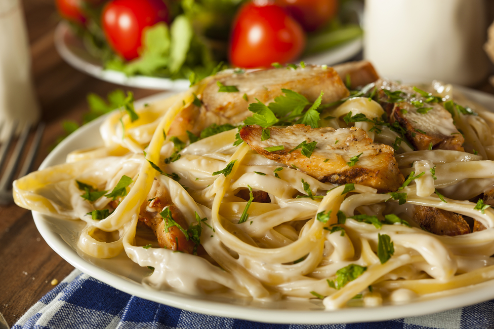 Homemade,fettucini,aflredo,pasta,with,chicken,and,parsley