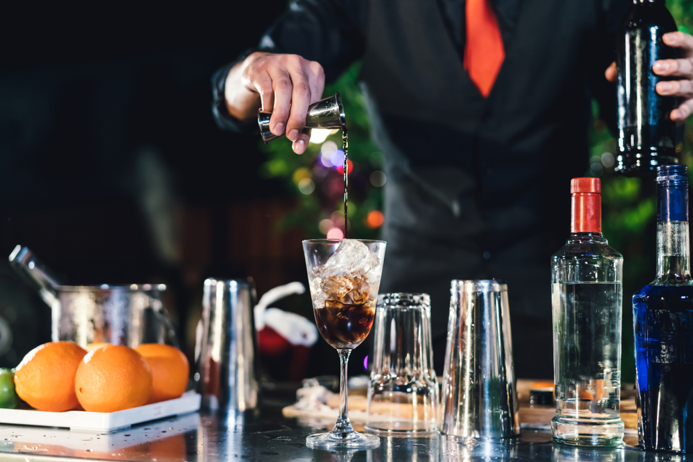 Professional,male,bartender,prepare,mixing,cocktail,drink,at,village,night