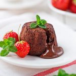 Chocolate,fondant,lava,cake,with,strawberries